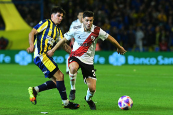 Rosario, Argentina.- En las fotos tomadas el 23 de julio del 2023, durante el partido entre River Plate y Rosario Central, en el Gigante de Arroyito, en un partido válido por la 26ta y penúltima fecha de la Liga Profesional de Fútbol. River en condición de visitante empató con Rosario Central 3 a 3. El equipo dirigido por Miguel Ángel Russo se enfrentará en la siguiente jornada ante Belgrano, mientras que River jugará ante Racing Club.