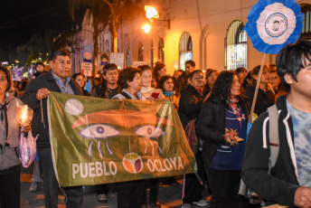 Jujuy, Argentina.- En las fotos tomadas el 11 de julio del 2023, espacios que integran la Multisectorial contra la Reforma de la Constitución jujeña realizaron otra multitudinaria marcha de antorchas para exigir al gobierno provincial de Gerardo Morales el "cese de la persecución y represión a los que luchan", que se derogue la nueva carta magna y que "ningún salario esté por debajo de la línea de la pobreza". Este jueves 13 de julio se retomarán las reuniones paritarias entre los gremios que representan a los educadores de los distintos niveles y las autoridades del Gobierno.