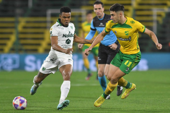 Buenos Aires, Argentina.- En las fotos tomadas el 23 de julio del 2023, durante el partido entre Defensa y Justicia y Sarmiento por la 26ta. fecha de la Liga Profesional de Fútbol en el Estadio Norberto Tomaghello. Defensa y Justicia venció por 3-0 a Sarmiento como local. Para Defensa y Justicia los goles fueron marcados por Nicolás Tripicchio (a los 11 minutos), David Barbona (a los 54 minutos) y Facundo Echevarría (a los 93 minutos). En la próxima fecha, Sarmiento se medirá con Banfield, mientras que Defensa y Justicia tendrá como rival a Union.