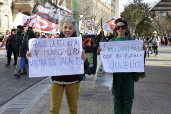 Jujuy, Argentina.- En las fotos tomadas el 20 de julio del 2023, durante una marcha contra la represión, la reforma en Jujuy y por la "Noche del Apagón". A un mes de la represión policial del 20 de junio en la provincia, que conicide además con los 47 años de la Noche del Apagón se realizaron protestas en todo el país para repudiar la represión en Jujuy impulsada por el gobierno de Gerardo Morales contra quienes se oponen a la reforma constitucional y homenajearon a las víctimas de los secuestros perpetrados en la última dictadura en la denominada "Noche del Apagón".