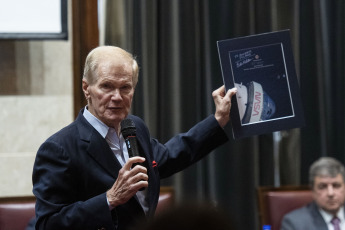 Buenos Aires, Argentina.- En las fotos tomadas el 27 de julio del 2023, el director de la NASA, Bill Nelson, durante una actividad abierta junto a estudiantes y docentes en la Facultad de Ingeniería de la Universidad de Buenos Aires en el marco de una visita en la Argentina luego de haber estado en Brasil y previo a su escala final en Colombia, durante una gira sudamericana. Nelson, afirmó que la NASA está preparando un documento final que será difundido este año, en el que aborda el punto de vista científico sobre la posible existencia de vida extraterrestre.