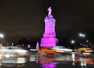 Buenos Aires, Argentina.- En las fotos tomadas el 12 de julio del 2023, los principales monumentos y edificios históricos de la Ciudad de Buenos Aires se iluminaron de rojo y azul en un gesto significativo para recordar el centenario del nacimiento del prestigioso cardiólogo René Favaloro. De esta forma se tiñeron con los "colores del corazón" el Palacio Lezama, la Usina del Arte, la Torre de los Ingleses, la escultura Floralis Genérica, el Monumento Carta Magna y el emblemático Obelisco del Centro porteño.