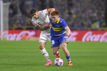 Buenos Aires, Argentina.- En las fotos tomadas el 10 de julio del 2023, durante el partido entre Boca Juniors y Huracán en la Bombonera por la fecha 24 de la Liga Profesional. Con gol de Luis Vázquez, Boca Juniors derrotó 1-0 a Huracán y regresó a la victoria. El Globo suma 14 partidos sin ganar y es su cuarta derrota seguida.