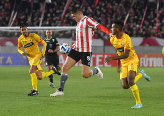 Buenos Aires, Argentina.- En las fotos tomadas el 18 de julio del 2023, durante el partido entre Estudiantes de La Plata y Barcelona de Guayaquil en el Estadio Jorge Luis Hirschi por la Copa Sudamericana. Estudiantes superó 4-0 a Barcelona de Guayaquil y se clasificó a los octavos de final de la Copa Sudamericana. Mauro Méndez marcó un doblete y Benjamín Rollheiser amplió las diferencias con un gol para el equipo local. En el segundo tiempo Guido Carrillo anotó el cuarto. Con este resultado el Pincha revirtió la derrota 2-1 en el partido de ida.