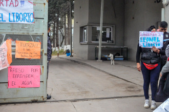 Jujuy, Argentina.- En las fotos tomadas el 17 de julio del 2023, nueve personas que permanecían detenidas en el penal del barrio Alto Comedero, de San Salvador de Jujuy, acusadas de cometer delitos en protestas contra la reforma constitucional aprobada el 20 de junio pasado, fueron liberadas por orden del juez de Control de Jujuy Rodolfo Fernández. En Jujuy, así como en la Ciudad de Buenos Aires, se mantenían las manifestaciones exigiendo la libertad y el cese de la persecusión de parte del gobierno de Gerardo Morales.