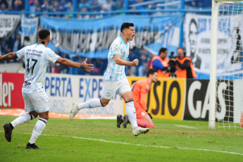 Tucumán, Argentina.- En las fotos tomadas el 23 de julio de 2023, durante el partido entre Independiente y Atlético Tucumán en el Estadio Monumental Presidente José Fierro en un encuentro por la fecha 26 de la Liga Profesional de Fútbol (LPF). Independiente perdió 1-0 con Atlético Tucumán. Marcelo Estigarribia marcó de penal en el primer tiempo.