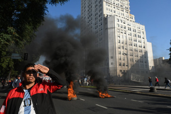 Buenos Aires, Argentina.- En las fotos tomadas el 4 de julio del 2023, organizaciones sociales marcharon a la sede de Desarrollo Social en reclamo de un aumento de programas de asistencia social y alimentos para los comedores populares. La jornada de protestas tuvo réplicas en Neuquén, Río Negro, Santa Fé, Corrientes, Misiones y otras provincias del interior del país a pocas semanas de las elecciones primarias.