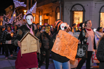 Jujuy, Argentina.- En las fotos tomadas el 11 de julio del 2023, espacios que integran la Multisectorial contra la Reforma de la Constitución jujeña realizaron otra multitudinaria marcha de antorchas para exigir al gobierno provincial de Gerardo Morales el "cese de la persecución y represión a los que luchan", que se derogue la nueva carta magna y que "ningún salario esté por debajo de la línea de la pobreza". Este jueves 13 de julio se retomarán las reuniones paritarias entre los gremios que representan a los educadores de los distintos niveles y las autoridades del Gobierno.