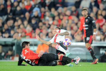 Buenos Aires, Argentina.- En las fotos tomadas el 5 de julio del 2023, durante el partido entre River Plate y Colón en el Monumental por la Liga Profesional Argentina. River Plate venció 2-0 a Colón y le sacó 11 puntos de diferencia a su escolta, San Lorenzo. Con goles de Nicolás De La Cruz y Lucas Beltrán, River alcanzó las 53 unidades.