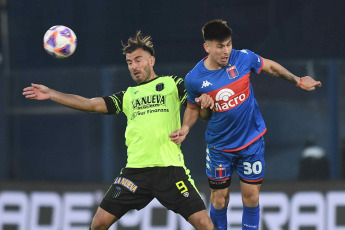 Buenos Aires, Argentina.- En las fotos tomadas el 17 de julio del 2023, durante el partido entre Barracas Central y Tigre por la fecha 25 de la Liga Profesional de Fútbol en el estadio Monumental de Victoria. Barracas Central venció a Tigre por 1 a 0. A los 45 minutos del segundo tiempo, Alan Cantero abrió el marcador y anotó el único gol del encuentro.