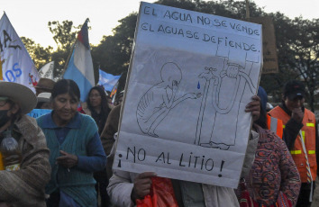 Jujuy, Argentina.- En las fotos tomadas el 25 de julio del 2023, comunidades indígenas integrantes del tercer Malón de la Paz iniciaron desde La Quiaca una marcha rumbo a Buenos Aires en defensa de sus territorios, de sus recursos naturales y contra la reforma constitucional impulsada por el gobernador Gerardo Morales. La mayoría automática de Juntos por el Cambio en la legislatura provincial impuso la creación de una comisión especial para identificar a quienes participaron de las movilizaciones. Asimismo, se aprobó el aumento de la multa económica por las contravenciones.