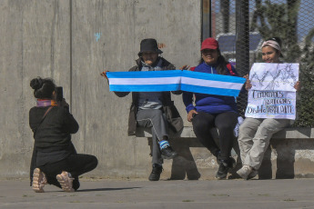 Jujuy, Argentina.- En las fotos tomadas el 25 de julio del 2023, comunidades indígenas integrantes del tercer Malón de la Paz iniciaron desde La Quiaca una marcha rumbo a Buenos Aires en defensa de sus territorios, de sus recursos naturales y contra la reforma constitucional impulsada por el gobernador Gerardo Morales. La mayoría automática de Juntos por el Cambio en la legislatura provincial impuso la creación de una comisión especial para identificar a quienes participaron de las movilizaciones. Asimismo, se aprobó el aumento de la multa económica por las contravenciones.