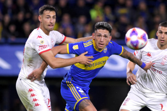 Buenos Aires, Argentina.- En las fotos tomadas el 10 de julio del 2023, durante el partido entre Boca Juniors y Huracán en la Bombonera por la fecha 24 de la Liga Profesional. Con gol de Luis Vázquez, Boca Juniors derrotó 1-0 a Huracán y regresó a la victoria. El Globo suma 14 partidos sin ganar y es su cuarta derrota seguida.