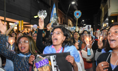 Jujuy, Argentina.- En las fotos tomadas el 5 de julio del 2023, gremios docentes y estatales continúan con las movilizaciones en demanda de recomposición salarial para ambos sectores. El rápido tratamiento y aprobación de la reforma parcial de la Constitución de Jujuy, entre protestas multitudinarias, implicó en su proceso reiterados hechos de represión, allanamientos controvertidos, el armado de causas y detenciones cuestionadas por colectivos de derechos humanos, al cumplirse este miércoles un mes del inicio de las protestas.