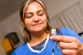 San Juan, Argentina.- En las fotos tomadas el 18 de julio del 2023, profesionales de la salud participan de una jornada de vacunación. El equipo de investigación que desarrolla la vacuna ARVAC Cecilia Grierson, informó que completó el ensayo clínico de fase 3 y presentará la información correspondiente a la ANMAT para continuar el proceso de evaluación y los próximos pasos hacia la eventual aprobación de la vacuna.