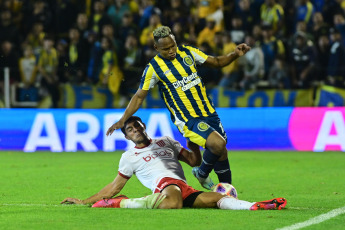 Rosario, Argentina.- In the photos taken on July 5, 2023, during the match between Rosario Central and Estudiantes de La Plata on date 23 of the Professional League 2023 at the Gigante de Arroyito stadium. Rosario Central and Estudiantes tied 0-0, with this result, the host of the match reached 36 points and ranked seventh. For its part, the visiting team stayed at 38 units and is in fifth place in the tournament.