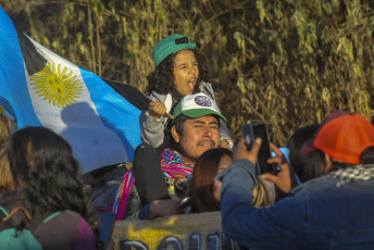 Jujuy, Argentina.- En las fotos tomadas el 25 de julio del 2023, comunidades indígenas integrantes del tercer Malón de la Paz iniciaron desde La Quiaca una marcha rumbo a Buenos Aires en defensa de sus territorios, de sus recursos naturales y contra la reforma constitucional impulsada por el gobernador Gerardo Morales. La mayoría automática de Juntos por el Cambio en la legislatura provincial impuso la creación de una comisión especial para identificar a quienes participaron de las movilizaciones. Asimismo, se aprobó el aumento de la multa económica por las contravenciones.