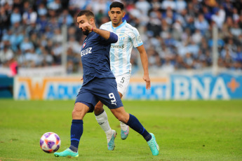 Tucumán, Argentina.- En las fotos tomadas el 23 de julio de 2023, durante el partido entre Independiente y Atlético Tucumán en el Estadio Monumental Presidente José Fierro en un encuentro por la fecha 26 de la Liga Profesional de Fútbol (LPF). Independiente perdió 1-0 con Atlético Tucumán. Marcelo Estigarribia marcó de penal en el primer tiempo.