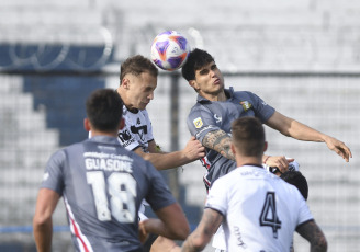 Buenos Aires, Argentina.- En las fotos tomadas el 25 de julio del 2023, durante el partido entre Estudiantes y All Boys por los 16avos de final de la Copa Argentina en el Estadio Centenario Ciudad de Quilmes. Estudiantes le ganó 1-0 a All Boy y avanzó a octavos, esperando a su próximo rival, el ganador del cruce entre Independiente y Central Córdoba de Santiago del Estero.