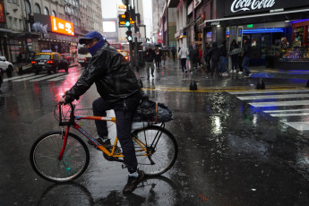 Buenos Aires, Argentina.- In the photos taken on July 13, 2023, it shows the streets of Buenos Aires in the middle of the rain. The National Meteorological Service (SMN) launched an alert on Wednesday for strong storms with heavy rains and wind gusts of up to 50 kilometers per hour. According to the agency, the orange and yellow warning applies to the provinces of Buenos Aires, Santa Fe, Corrientes, Entre Ríos and Chaco.