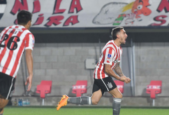 Buenos Aires, Argentina.- In the photos taken on July 18, 2023, during the match between Estudiantes de La Plata and Barcelona de Guayaquil at the Jorge Luis Hirschi Stadium for the Copa Sudamericana. Estudiantes beat Barcelona de Guayaquil 4-0 and qualified for the round of 16 of the Copa Sudamericana. Mauro Méndez scored a brace and Benjamín Rollheiser widened the gap with a goal for the local team. In the second half Guido Carrillo scored the fourth. With this result, Pincha reversed the 2-1 defeat in the first leg.