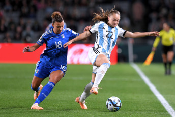 Auckland, Nueva Zelanda.- En las fotos tomadas el 24 de julio del 2023, durante el partido entre Italia y Argentina en el Mundial Femenino de la FIFA, válido por el Grupo G en el estadio Eden Park de Auckland, Nueva Zelanda. Italia derrotó este lunes a Argentina 1-0 con un gol en el final del partido intensamente disputado.