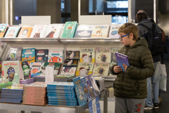 Buenos Aires, Argentina.- En las fotos tomadas el 14 de julio del 2023, argentinos visitan los stands de la Feria del Libro Infantil y Juvenil en el Centro Cultural Kirchner (CCK). Más de 100 espectáculos de narración, 200 talleres de ciencia, más de 100 talleres de ilustración, un festival de historieta para chicos entre 6 y 12 años y otro para jóvenes lectores de entre 13 y 17, son solo algunas de las actividades que integran este gran evento cultural de la literatura infantil y juvenil.