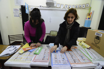 Santa Fe, Argentina.- In the photos taken on July 16, 2023, Argentines participate in the primary elections in the province of Santa Fe. With more than 98 percent of the tables, Maximiliano Pullaro is the winner of the elections and imposed inside the space that represents Together for Change; meanwhile, Marcelo Lewandowski led the pro-government front.