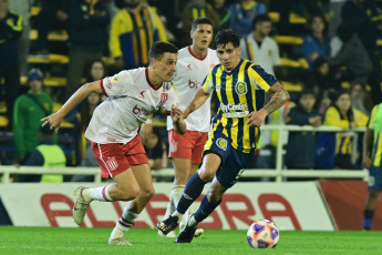 Rosario, Argentina.- En las fotos tomadas el 5 de julio del 2023, durante el partido entre Rosario Central y Estudiantes de La Plata por la fecha 23 de la Liga Profesional 2023 en el estadio Gigante de Arroyito. Rosario Central y Estudiantes empataron sin goles, con este resultado, el anfitrión del partido llegó a 36 puntos y se ubicó en el séptimo puesto. Por su parte, el equipo visitante se quedó en 38 unidades y está en el quinto lugar en el torneo.