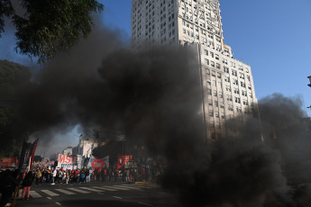 Buenos Aires, Argentina.- En las fotos tomadas el 4 de julio del 2023, organizaciones sociales marcharon a la sede de Desarrollo Social en reclamo de un aumento de programas de asistencia social y alimentos para los comedores populares. La jornada de protestas tuvo réplicas en Neuquén, Río Negro, Santa Fé, Corrientes, Misiones y otras provincias del interior del país a pocas semanas de las elecciones primarias.