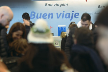 Buenos Aires, Argentina.- En las fotos tomadas el 18 de julio del 2023, muestra el aeroparque Jorge Newbery con un movimiento intenso durante el comienzo de las vacaciones invernales en la Ciudad de Buenos Aires. Para esta temporada invernal, se espera un movimiento de 5,5 millones de turistas y la llegada de 1,5 millones de extranjeros, según las primeras proyecciones del Observatorio Argentino de Turismo (OAT). De acuerdo a los informes oficiales, durante el primer semestre del año ya ingresaron al país 3,5 millones de turistas internacionales.