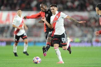 Buenos Aires, Argentina.- En las fotos tomadas el 5 de julio del 2023, durante el partido entre River Plate y Colón en el Monumental por la Liga Profesional Argentina. River Plate venció 2-0 a Colón y le sacó 11 puntos de diferencia a su escolta, San Lorenzo. Con goles de Nicolás De La Cruz y Lucas Beltrán, River alcanzó las 53 unidades.