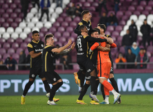 Buenos Aires, Argentina.- En las fotos tomadas el 26 de julio del 2023, durante el partido entre San Lorenzo y Platense en los 16avos de final de la Copa Argentina, en el Estadio Ciudad de Lanús. San Lorenzo y Platense empataron 0-0 y el Ciclón se impuso después 4-3 en la definición por penales. Así, el ganador se metió en los octavos de final del certamen federal, tras llegar ambos de sendas derrotas en el Torneo de la Liga.