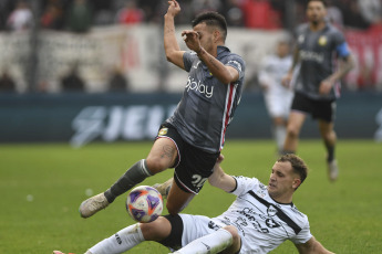 Buenos Aires, Argentina.- En las fotos tomadas el 25 de julio del 2023, durante el partido entre Estudiantes y All Boys por los 16avos de final de la Copa Argentina en el Estadio Centenario Ciudad de Quilmes. Estudiantes le ganó 1-0 a All Boy y avanzó a octavos, esperando a su próximo rival, el ganador del cruce entre Independiente y Central Córdoba de Santiago del Estero.