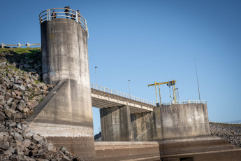 Montevideo, Uruguay.- In the photos taken on July 10, 2023, the Paso Severino reservoir that supplies Montevideo and surrounding areas is shown at the lowest levels. The Government of Uruguay reported that its drinking water reserves are at 1.8% and that they could run out within 10 days, forcing them to resort to the Río de la Plata for supplies, despite the high percentages of salt it contains .