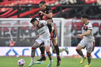 Santa Fe, Argentina.- En las fotos tomadas el 10 de julio del 2023, durante el partido entre Colón y Belgrano en el Estadio Brigadier Gral. Estanislao López. Colón y Belgrano fueron protagonistas de un 0-0. De los últimos 11 partidos que jugó Colón, solamente ganó uno. Por su parte, Belgrano no ganaba hace tres partidos y no pudo cortar la racha.