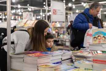 Buenos Aires, Argentina.- En las fotos tomadas el 14 de julio del 2023, argentinos visitan los stands de la Feria del Libro Infantil y Juvenil en el Centro Cultural Kirchner (CCK). Más de 100 espectáculos de narración, 200 talleres de ciencia, más de 100 talleres de ilustración, un festival de historieta para chicos entre 6 y 12 años y otro para jóvenes lectores de entre 13 y 17, son solo algunas de las actividades que integran este gran evento cultural de la literatura infantil y juvenil.