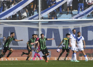 Córdoba, Argentina.- En las fotos tomadas el 20 de julio del 2023, durante el partido entre Vélez y San Martín de San Juan por la Copa Argentina en el Estadio El Gigante de Alberdi. Vélez Sarsfield logró remontar un 0-1, pero San Martín de San Juan se lo empató 2-2 sobre el final y, en la tanda de penales, dio la sorpresa y avanzó por primera vez a los octavos de final de la Copa Argentina.