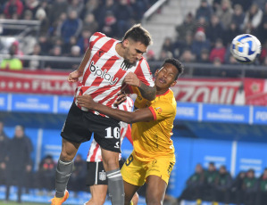 Buenos Aires, Argentina.- En las fotos tomadas el 18 de julio del 2023, durante el partido entre Estudiantes de La Plata y Barcelona de Guayaquil en el Estadio Jorge Luis Hirschi por la Copa Sudamericana. Estudiantes superó 4-0 a Barcelona de Guayaquil y se clasificó a los octavos de final de la Copa Sudamericana. Mauro Méndez marcó un doblete y Benjamín Rollheiser amplió las diferencias con un gol para el equipo local. En el segundo tiempo Guido Carrillo anotó el cuarto. Con este resultado el Pincha revirtió la derrota 2-1 en el partido de ida.