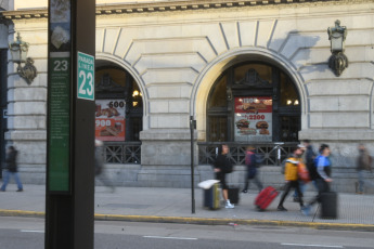 Buenos Aires, Argentina.- En las fotos tomadas el 7 de julio del 2023, muestra las calles de Buenos Aires en medio del paro de colectivos. Un paro de colectivos y una medida de fuerza sorpresiva en el Tren Sarmiento de empleados jerárquicos que reclaman la homologación del Convenio Colectivo -firmado en enero de 2022- dejó sin poder viajar a millones de pasajeros que buscaron formas alternativas para poder llegar al trabajo.