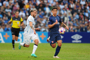 Tucumán, Argentina.- En las fotos tomadas el 23 de julio de 2023, durante el partido entre Independiente y Atlético Tucumán en el Estadio Monumental Presidente José Fierro en un encuentro por la fecha 26 de la Liga Profesional de Fútbol (LPF). Independiente perdió 1-0 con Atlético Tucumán. Marcelo Estigarribia marcó de penal en el primer tiempo.