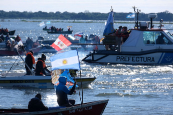 Corrientes, Argentina.- In the photos taken on July 16, 2023, the nautical procession was carried out along the Paraná River, which includes the meeting of the images of the virgins of Itatí with that of Caacupé, from Paraguay, in the frame of the 123rd anniversary of the pontifical coronation of the Virgin of Itatí. More than 300,000 people participated in the event with the motto “With María de Itatí, we learn to listen, discern and mission”. Itatí comes from the Guarani words "itá morotí", which means "stone tip" and its abbreviation gives rise to the name.