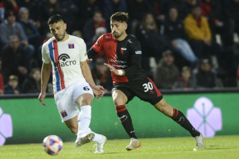 Santa Fe, Argentina.- En las fotos tomadas el 25 de julio del 2023, durante el partido entre Tigre y Colón en el Estadio Brigadier Gral. Estanislao López. Tigre venció por 3-1 a Colón, con goles de Badaloni, Armoa y Cardozo. Con este resultado, Tigre se aleja de disputar el título, mientras que Colón quedó a tres puntos del descenso directo por tabla anual.