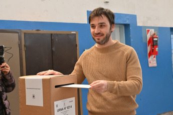 Chubut, Argentina.- En las fotos tomadas el 30 de julio del 2023, las personas emitieron su voto en las elecciones para elegir nuevo gobernador en la provincia de Chubut. Tras una elección reñida, el actual senador y candidato de Juntos por el Cambio, Ignacio Torres (foto) fue electo gobernador al imponerse ante Juan Pablo Luque. Con 35 años sucederá a Mariano Arcioni