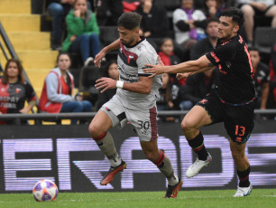 Santa Fe, Argentina.- En las fotos tomadas el 10 de julio del 2023, durante el partido entre Colón y Belgrano en el Estadio Brigadier Gral. Estanislao López. Colón y Belgrano fueron protagonistas de un 0-0. De los últimos 11 partidos que jugó Colón, solamente ganó uno. Por su parte, Belgrano no ganaba hace tres partidos y no pudo cortar la racha.