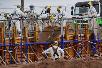 Salliqueló, Argentina.- En las fotos tomadas el 9 de julio del 2023, muestra el gasoducto Néstor Kirchner, tras ocho meses de la construcción del gasoducto, fundamental para aprovechar el gas de Vaca Muerta. El tramo que se presentó llega hasta Saliqueló, provincia de Buenos Aires, permitiría sustituir importaciones de combustible alternativo (fuel oil y gasoil) importados para la generación termoeléctrica, fuente de drenaje de divisas desde hace años.