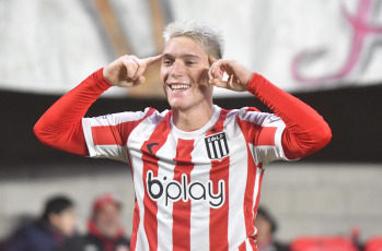 Buenos Aires, Argentina.- In the photos taken on July 18, 2023, during the match between Estudiantes de La Plata and Barcelona de Guayaquil at the Jorge Luis Hirschi Stadium for the Copa Sudamericana. Estudiantes beat Barcelona de Guayaquil 4-0 and qualified for the round of 16 of the Copa Sudamericana. Mauro Méndez scored a brace and Benjamín Rollheiser widened the gap with a goal for the local team. In the second half Guido Carrillo scored the fourth. With this result, Pincha reversed the 2-1 defeat in the first leg.