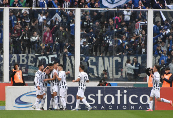 Buenos Aires, Argentina.- En las fotos tomadas el 24 de julio del 2023, durante el partido entre Gimnasia y Talleres en el estadio Kempes Nahuel Bustos. Talleres empató 2-2 con Gimnasia, Gastón Benavídez abrieron el marcador para la T, pero el Lobo igualó las acciones con doblete de Eric Ramírez.