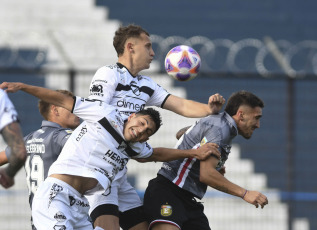 Buenos Aires, Argentina.- En las fotos tomadas el 25 de julio del 2023, durante el partido entre Estudiantes y All Boys por los 16avos de final de la Copa Argentina en el Estadio Centenario Ciudad de Quilmes. Estudiantes le ganó 1-0 a All Boy y avanzó a octavos, esperando a su próximo rival, el ganador del cruce entre Independiente y Central Córdoba de Santiago del Estero.