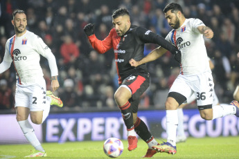 Santa Fe, Argentina.- En las fotos tomadas el 25 de julio del 2023, durante el partido entre Tigre y Colón en el Estadio Brigadier Gral. Estanislao López. Tigre venció por 3-1 a Colón, con goles de Badaloni, Armoa y Cardozo. Con este resultado, Tigre se aleja de disputar el título, mientras que Colón quedó a tres puntos del descenso directo por tabla anual.